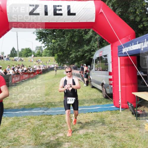 21.06.2025 - 27. Vierlanden-Triathlon MichiJ http://msf.ph/oto/7999793 15.06.2026 11:23:44 Ziel 418, 440 meine-sportfotos.de