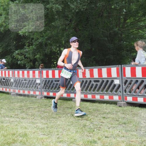 21.06.2025 - 27. Vierlanden-Triathlon KatJ http://msf.ph/oto/7999795 15.06.2025 12:54:01 Ziel 21, 60, 650 meine-sportfotos.de