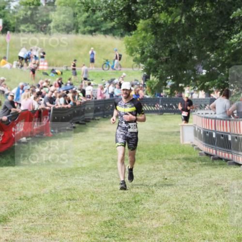 21.06.2025 - 27. Vierlanden-Triathlon MichiJ http://msf.ph/oto/7999811 15.06.2026 11:23:49 Ziel 394, 418 meine-sportfotos.de