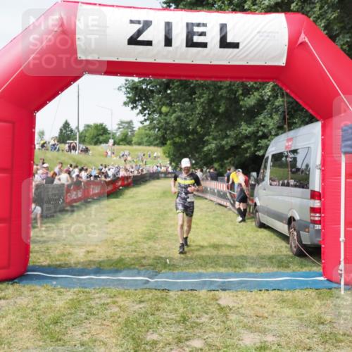 21.06.2025 - 27. Vierlanden-Triathlon MichiJ http://msf.ph/oto/7999815 15.06.2026 11:23:52 Ziel 394 meine-sportfotos.de