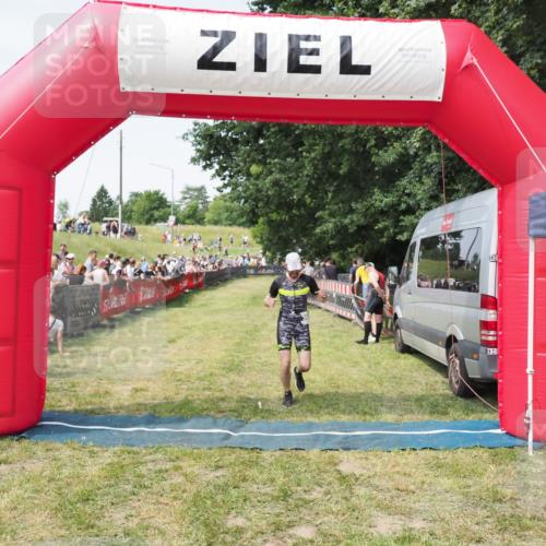 21.06.2025 - 27. Vierlanden-Triathlon MichiJ http://msf.ph/oto/7999832 15.06.2026 11:23:52 Ziel 394 meine-sportfotos.de