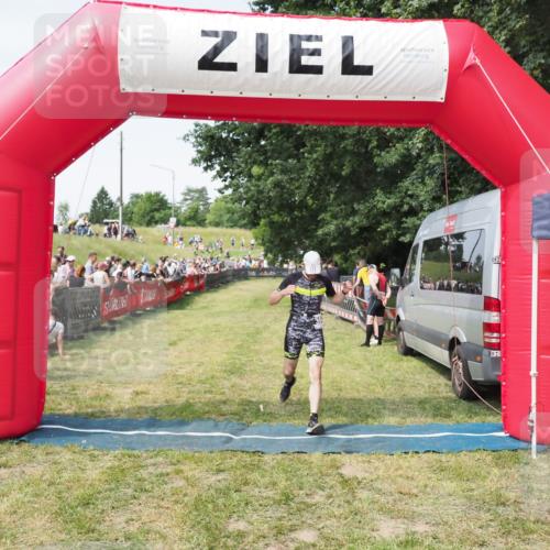 21.06.2025 - 27. Vierlanden-Triathlon MichiJ http://msf.ph/oto/7999843 15.06.2026 11:23:52 Ziel 394 meine-sportfotos.de
