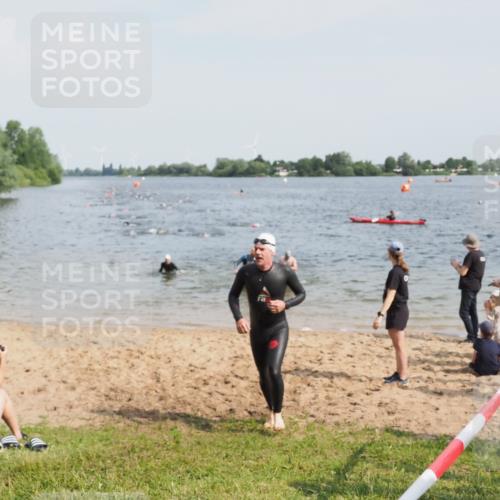 21.06.2025 - 27. Vierlanden-Triathlon MichiJ http://msf.ph/oto/7999873 15.06.2026 10:03:45 Schwimmen 377, 425, 432, 436, 439, 1398 meine-sportfotos.de