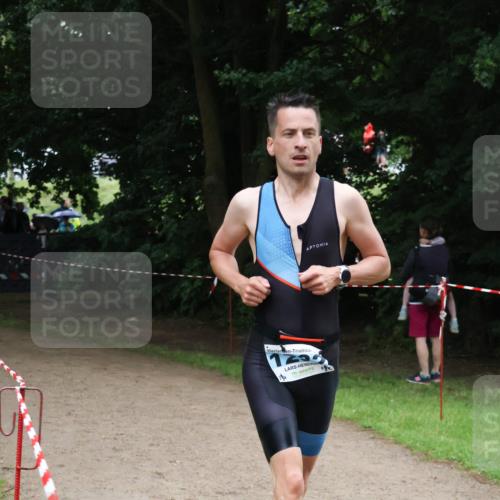 21.06.2025 - 27. Vierlanden-Triathlon Lena Gebhardt http://msf.ph/oto/7999887 15.06.2025 14:01:17 Laufen  meine-sportfotos.de