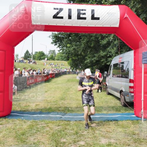 21.06.2025 - 27. Vierlanden-Triathlon MichiJ http://msf.ph/oto/7999891 15.06.2026 11:23:53 Ziel 394 meine-sportfotos.de