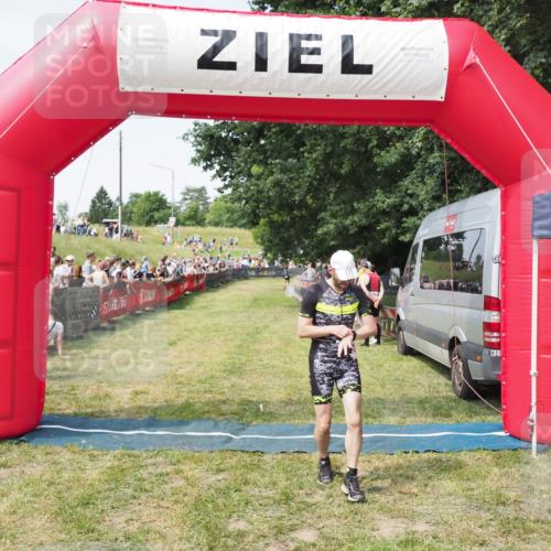 21.06.2025 - 27. Vierlanden-Triathlon MichiJ http://msf.ph/oto/7999894 15.06.2026 11:23:53 Ziel 394 meine-sportfotos.de