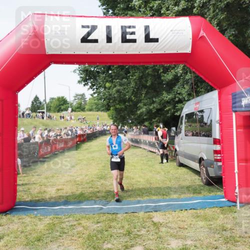 21.06.2025 - 27. Vierlanden-Triathlon MichiJ http://msf.ph/oto/7999905 15.06.2026 11:24:06 Ziel 455 meine-sportfotos.de