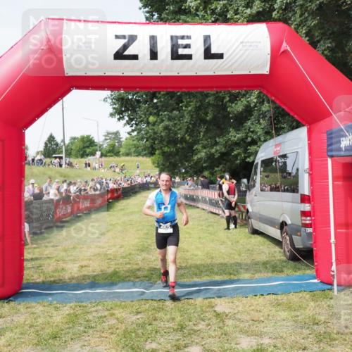 21.06.2025 - 27. Vierlanden-Triathlon MichiJ http://msf.ph/oto/7999927 15.06.2026 11:24:07 Ziel 455 meine-sportfotos.de