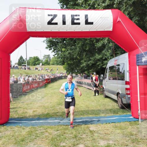 21.06.2025 - 27. Vierlanden-Triathlon MichiJ http://msf.ph/oto/7999933 15.06.2026 11:24:07 Ziel 455 meine-sportfotos.de