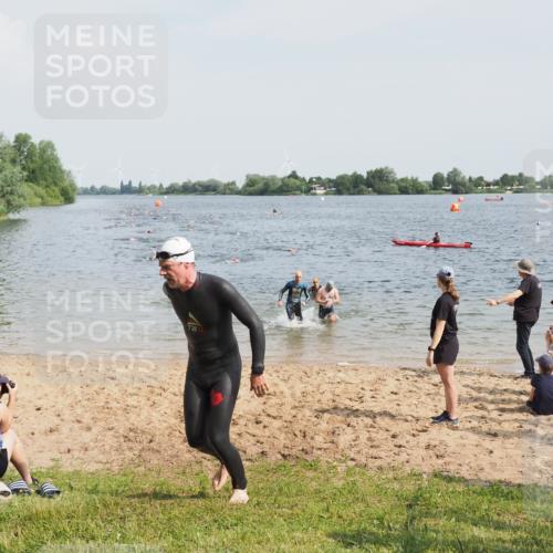 21.06.2025 - 27. Vierlanden-Triathlon MichiJ http://msf.ph/oto/7999953 15.06.2026 10:03:45 Schwimmen 377, 425, 432, 436, 439, 1398 meine-sportfotos.de