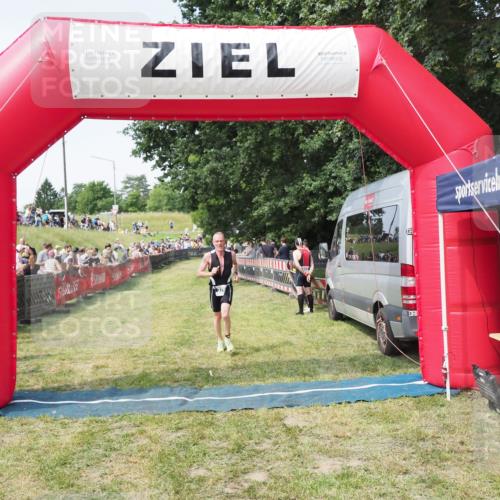 21.06.2025 - 27. Vierlanden-Triathlon MichiJ http://msf.ph/oto/7999965 15.06.2026 11:24:25 Ziel 376 meine-sportfotos.de