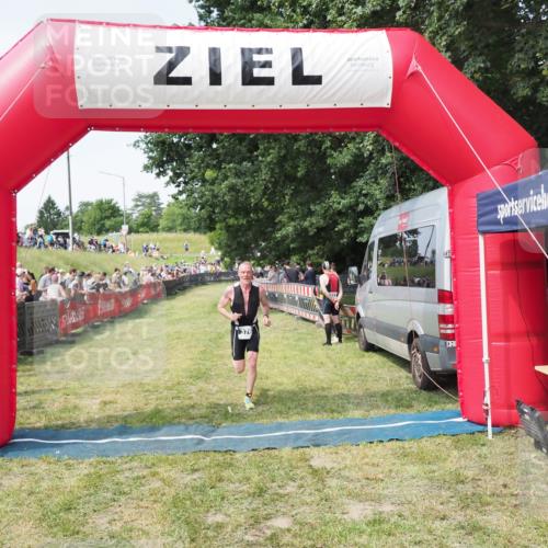 21.06.2025 - 27. Vierlanden-Triathlon MichiJ http://msf.ph/oto/7999974 15.06.2026 11:24:25 Ziel 376 meine-sportfotos.de