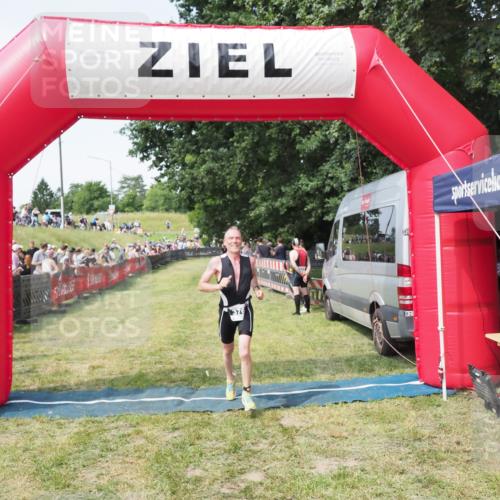 21.06.2025 - 27. Vierlanden-Triathlon MichiJ http://msf.ph/oto/8000001 15.06.2026 11:24:26 Ziel 376 meine-sportfotos.de