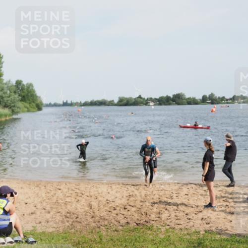 21.06.2025 - 27. Vierlanden-Triathlon MichiJ http://msf.ph/oto/8000008 15.06.2026 10:03:48 Schwimmen 377, 425, 432, 436, 439, 1398 meine-sportfotos.de