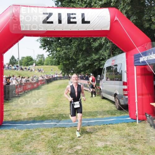 21.06.2025 - 27. Vierlanden-Triathlon MichiJ http://msf.ph/oto/8000009 15.06.2026 11:24:26 Ziel 376 meine-sportfotos.de