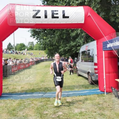 21.06.2025 - 27. Vierlanden-Triathlon MichiJ http://msf.ph/oto/8000015 15.06.2026 11:24:26 Ziel 376 meine-sportfotos.de