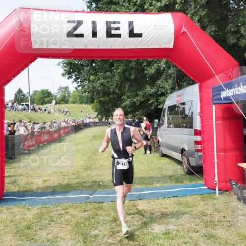 21.06.2025 - 27. Vierlanden-Triathlon MichiJ http://msf.ph/oto/8000020 15.06.2026 11:24:26 Ziel 376 meine-sportfotos.de