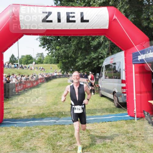 21.06.2025 - 27. Vierlanden-Triathlon MichiJ http://msf.ph/oto/8000026 15.06.2026 11:24:26 Ziel 376 meine-sportfotos.de