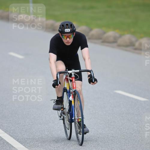 21.06.2025 - 27. Vierlanden-Triathlon H.Heesch http://msf.ph/oto/8000042 15.06.2025 12:33:33 Radfahren 670 meine-sportfotos.de
