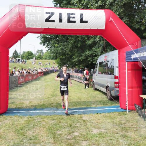 21.06.2025 - 27. Vierlanden-Triathlon MichiJ http://msf.ph/oto/8000044 15.06.2026 11:24:39 Ziel 415 meine-sportfotos.de