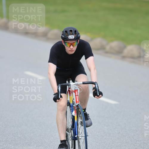21.06.2025 - 27. Vierlanden-Triathlon H.Heesch http://msf.ph/oto/8000057 15.06.2025 12:33:34 Radfahren 670, 780 meine-sportfotos.de