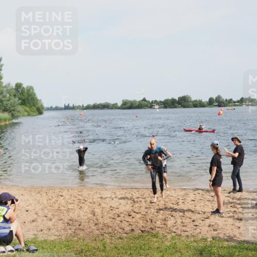 21.06.2025 - 27. Vierlanden-Triathlon MichiJ http://msf.ph/oto/8000066 15.06.2026 10:03:49 Schwimmen 377, 425, 427, 432, 436, 439, 1398 meine-sportfotos.de