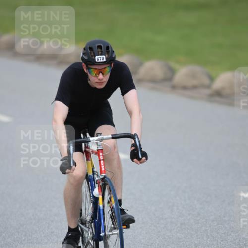 21.06.2025 - 27. Vierlanden-Triathlon H.Heesch http://msf.ph/oto/8000070 15.06.2025 12:33:34 Radfahren 670, 780 meine-sportfotos.de