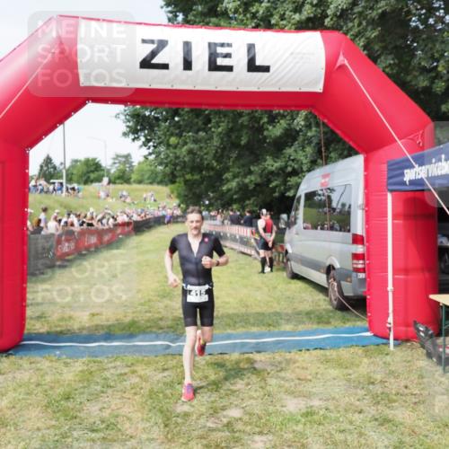 21.06.2025 - 27. Vierlanden-Triathlon MichiJ http://msf.ph/oto/8000071 15.06.2026 11:24:40 Ziel 415 meine-sportfotos.de