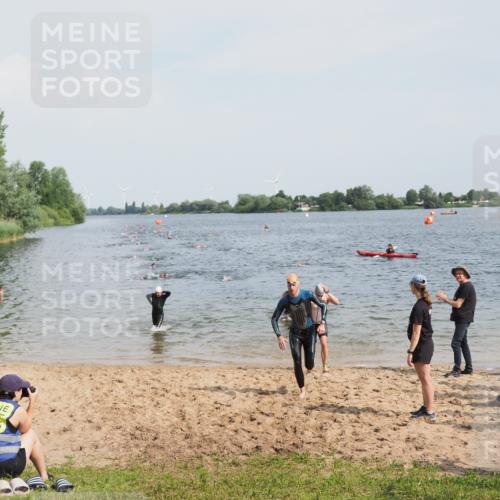 21.06.2025 - 27. Vierlanden-Triathlon MichiJ http://msf.ph/oto/8000075 15.06.2026 10:03:49 Schwimmen 377, 425, 427, 432, 436, 439, 1398 meine-sportfotos.de