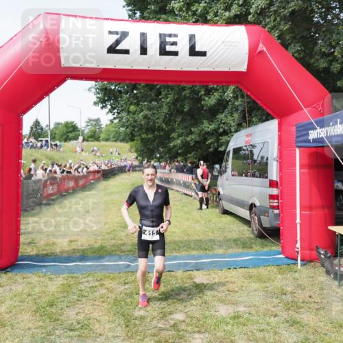 21.06.2025 - 27. Vierlanden-Triathlon MichiJ http://msf.ph/oto/8000076 15.06.2026 11:24:40 Ziel 415 meine-sportfotos.de