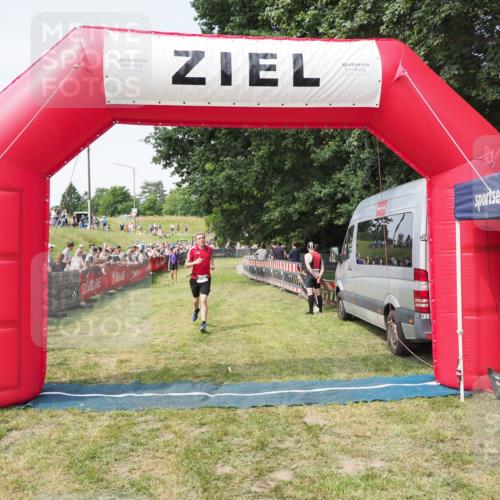 21.06.2025 - 27. Vierlanden-Triathlon MichiJ http://msf.ph/oto/8000086 15.06.2026 11:24:52 Ziel 448 meine-sportfotos.de