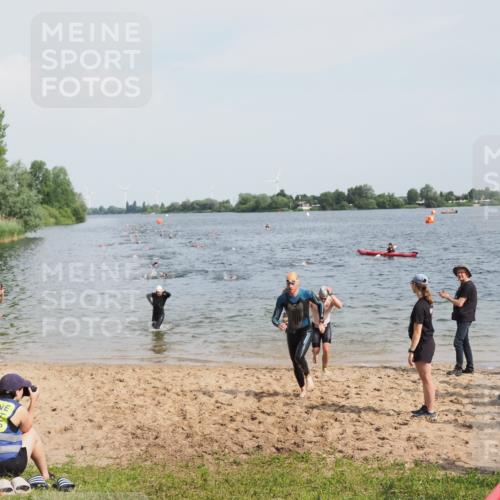 21.06.2025 - 27. Vierlanden-Triathlon MichiJ http://msf.ph/oto/8000089 15.06.2026 10:03:50 Schwimmen 377, 415, 427, 436, 439, 1398 meine-sportfotos.de