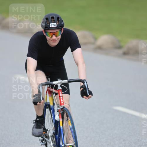 21.06.2025 - 27. Vierlanden-Triathlon H.Heesch http://msf.ph/oto/8000095 15.06.2025 12:33:34 Radfahren 670, 780 meine-sportfotos.de