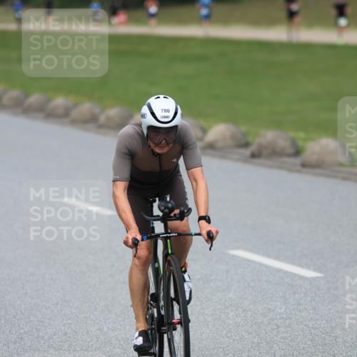 21.06.2025 - 27. Vierlanden-Triathlon H.Heesch http://msf.ph/oto/8000108 15.06.2025 12:33:42 Radfahren 729, 780 meine-sportfotos.de