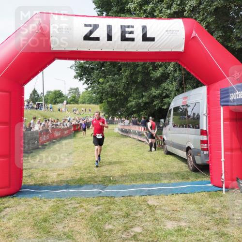 21.06.2025 - 27. Vierlanden-Triathlon MichiJ http://msf.ph/oto/8000112 15.06.2026 11:24:52 Ziel 448 meine-sportfotos.de