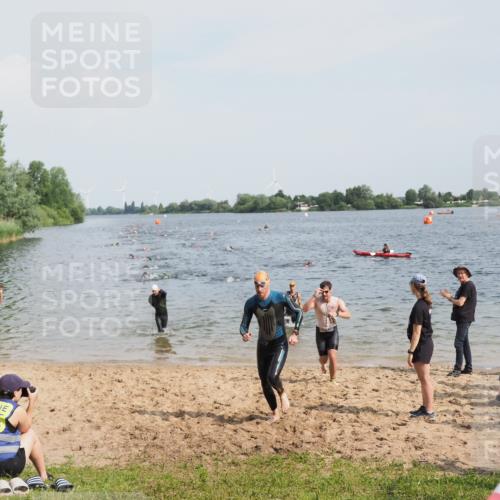 21.06.2025 - 27. Vierlanden-Triathlon MichiJ http://msf.ph/oto/8000126 15.06.2026 10:03:50 Schwimmen 377, 415, 427, 436, 439, 1398 meine-sportfotos.de