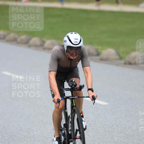21.06.2025 - 27. Vierlanden-Triathlon H.Heesch http://msf.ph/oto/8000132 15.06.2025 12:33:42 Radfahren 729, 780 meine-sportfotos.de
