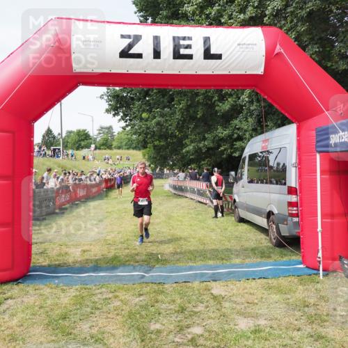 21.06.2025 - 27. Vierlanden-Triathlon MichiJ http://msf.ph/oto/8000134 15.06.2026 11:24:53 Ziel 448 meine-sportfotos.de