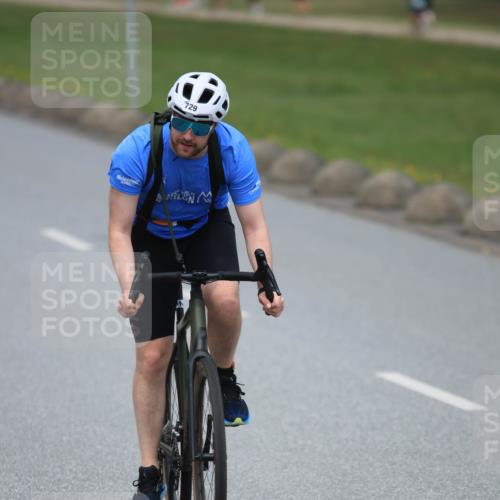 21.06.2025 - 27. Vierlanden-Triathlon H.Heesch http://msf.ph/oto/8000140 15.06.2025 12:33:47 Radfahren 729, 921 meine-sportfotos.de