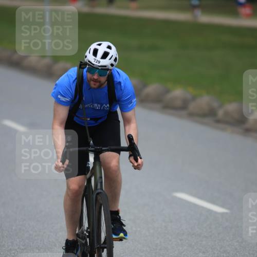 21.06.2025 - 27. Vierlanden-Triathlon H.Heesch http://msf.ph/oto/8000147 15.06.2025 12:33:47 Radfahren 729, 921 meine-sportfotos.de