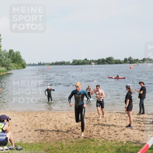 21.06.2025 - 27. Vierlanden-Triathlon MichiJ http://msf.ph/oto/8000160 15.06.2026 10:03:50 Schwimmen 377, 415, 427, 436, 439, 1398 meine-sportfotos.de
