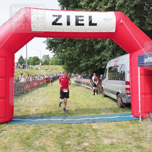 21.06.2025 - 27. Vierlanden-Triathlon MichiJ http://msf.ph/oto/8000167 15.06.2026 11:24:53 Ziel 448 meine-sportfotos.de