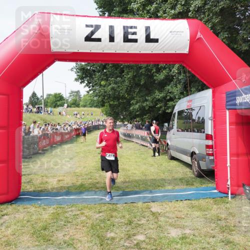 21.06.2025 - 27. Vierlanden-Triathlon MichiJ http://msf.ph/oto/8000177 15.06.2026 11:24:53 Ziel 448 meine-sportfotos.de