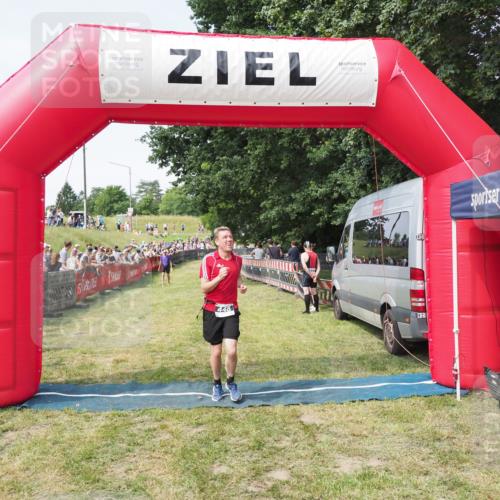 21.06.2025 - 27. Vierlanden-Triathlon MichiJ http://msf.ph/oto/8000185 15.06.2026 11:24:53 Ziel 448 meine-sportfotos.de
