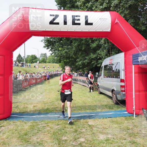 21.06.2025 - 27. Vierlanden-Triathlon MichiJ http://msf.ph/oto/8000198 15.06.2026 11:24:54 Ziel 448 meine-sportfotos.de