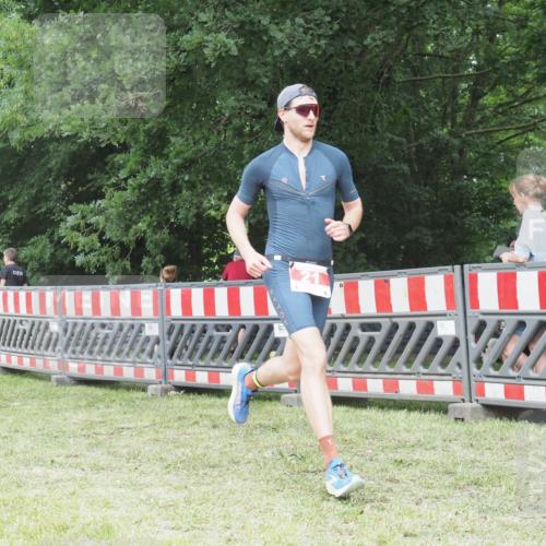21.06.2025 - 27. Vierlanden-Triathlon KatJ http://msf.ph/oto/8000216 15.06.2025 12:54:06 Ziel 21, 60, 171 meine-sportfotos.de