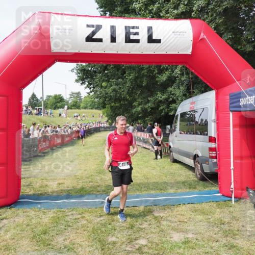 21.06.2025 - 27. Vierlanden-Triathlon MichiJ http://msf.ph/oto/8000218 15.06.2026 11:24:54 Ziel 448 meine-sportfotos.de