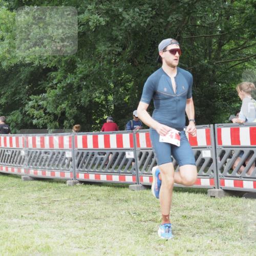 21.06.2025 - 27. Vierlanden-Triathlon KatJ http://msf.ph/oto/8000229 15.06.2025 12:54:06 Ziel 21, 60, 171 meine-sportfotos.de