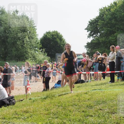 15.06.2025 - 27. Vierlanden-Triathlon KatJ http://msf.ph/oto/8000235 15.06.2025 09:57:07 Schwimmen 263, 325, 1399 meine-sportfotos.de