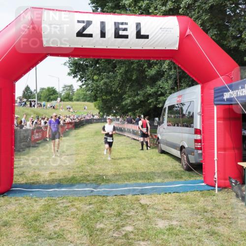 21.06.2025 - 27. Vierlanden-Triathlon MichiJ http://msf.ph/oto/8000249 15.06.2026 11:25:04 Ziel 194, 609 meine-sportfotos.de